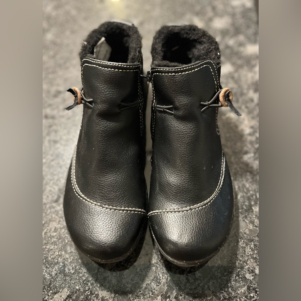 Clarks Roseville Aster Bootie Black Leather  Boots with Fur Lining Size 9 1/2‎